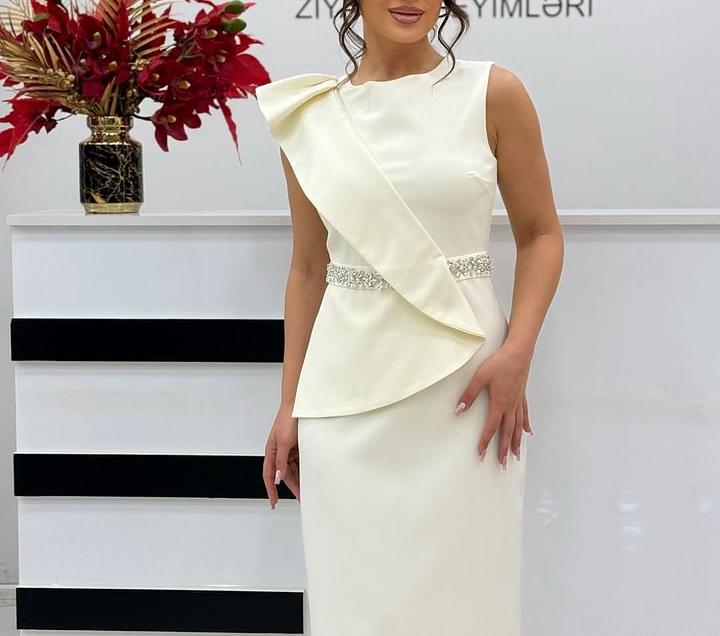 Vestido elegante para mulher com folhos e design incrustado de diamantes