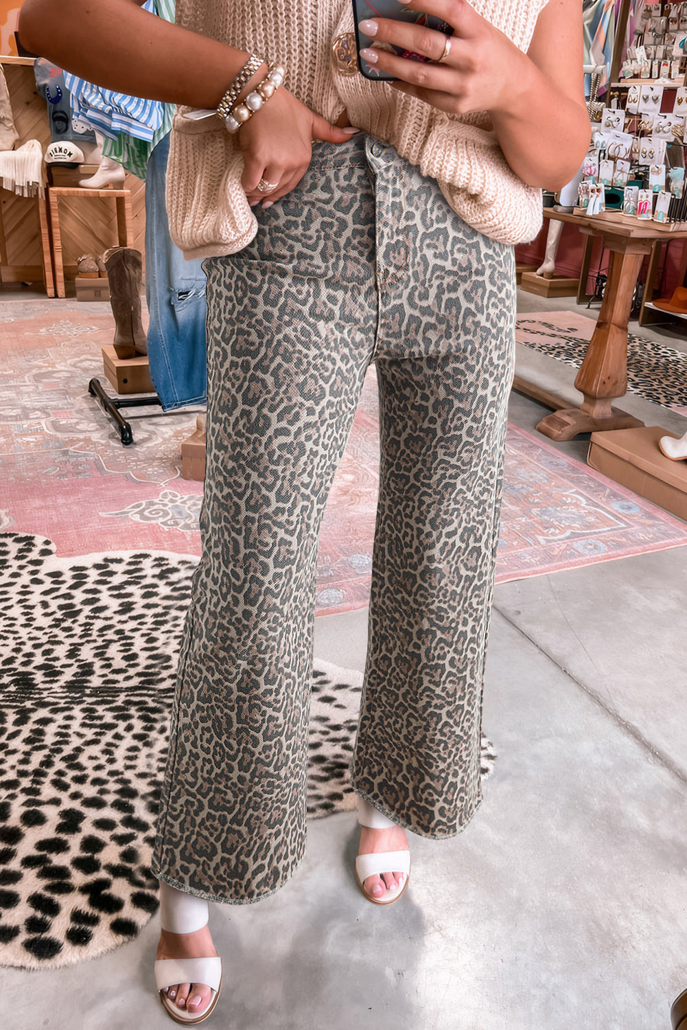 Calça de ganga castanha de leopardo com desfiado e perna larga e cintura alta