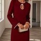 Um elegante vestido de mangas compridas e corte direito
