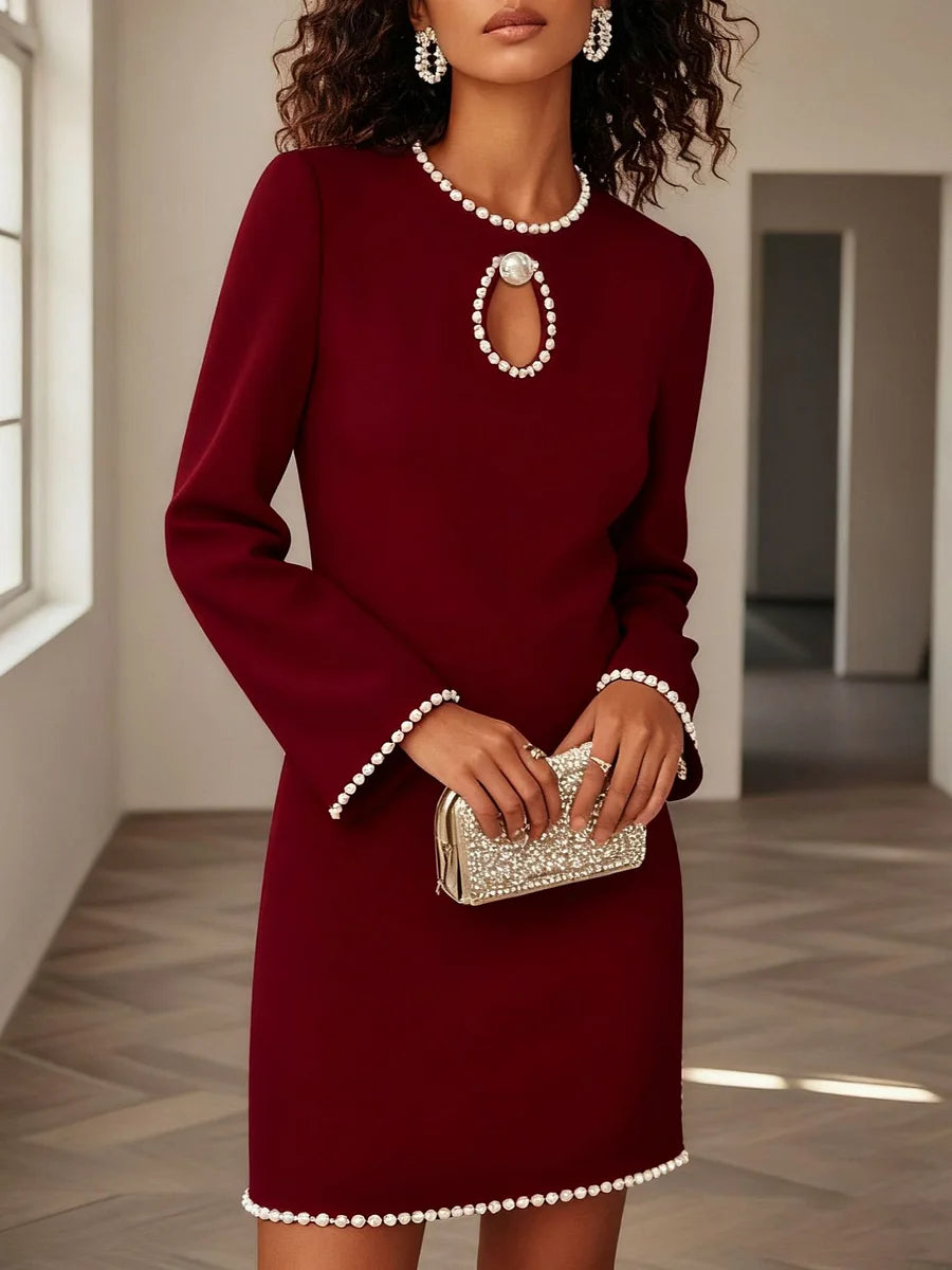 Um elegante vestido de mangas compridas e corte direito