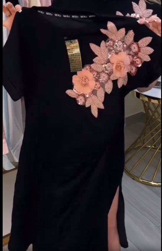 Vestido de verão para mulher com estampado de flores e cor sólida