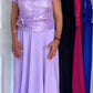 Vestido de manga curta decorado com lantejoulas e flores no corpete