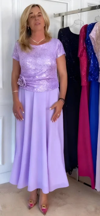 Vestido de manga curta decorado com lantejoulas e flores no corpete