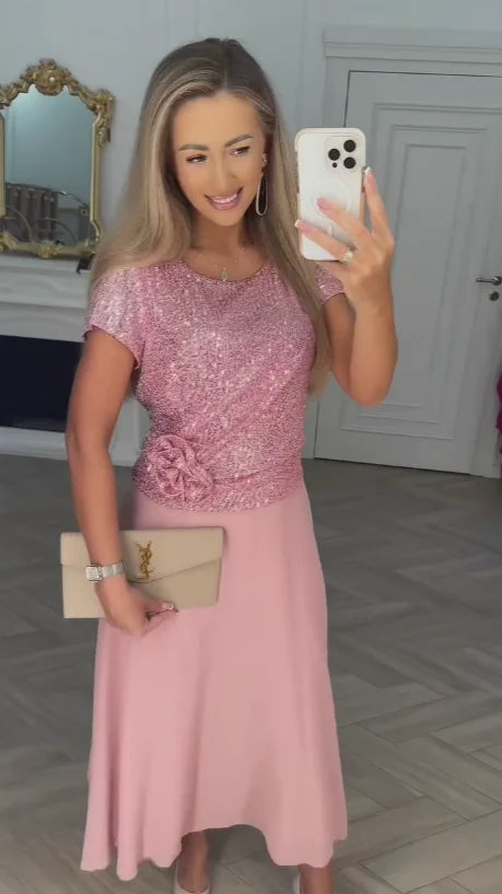🌼 Vestido de noite com manga curta e decote redondo, decorado com lantejoulas.