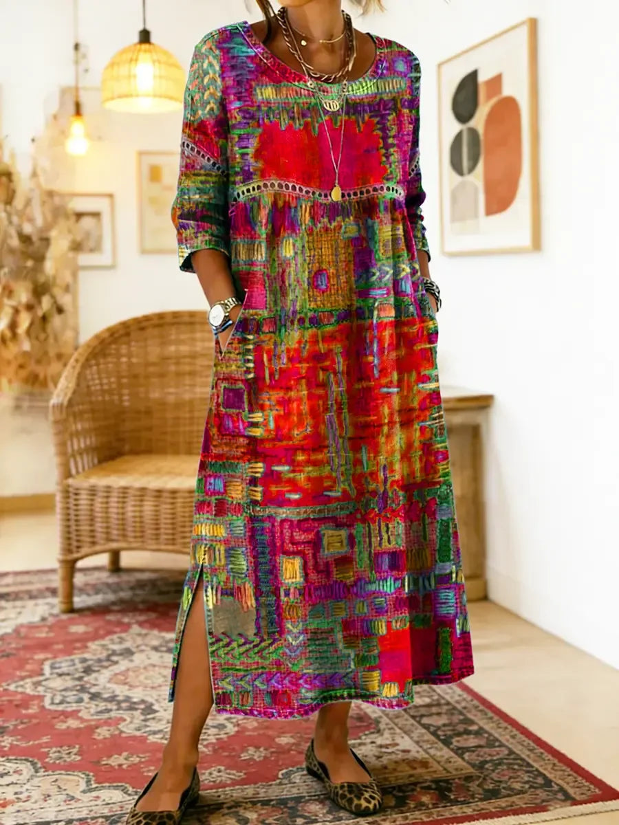 Vestido de mulher em algodão com estampado étnico e patchwork, com acabamento em renda.