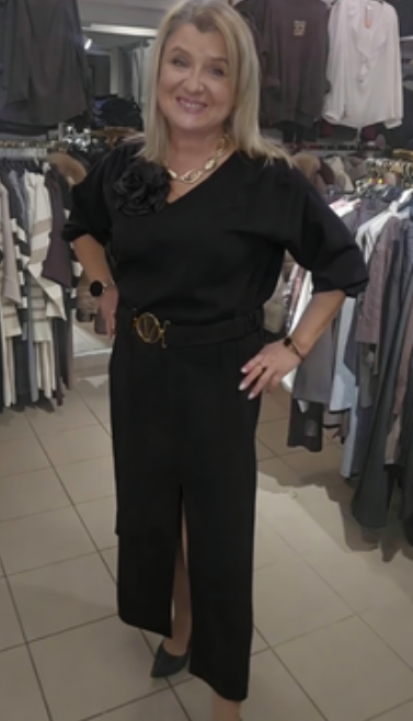Vestido midi com racha e decote em V