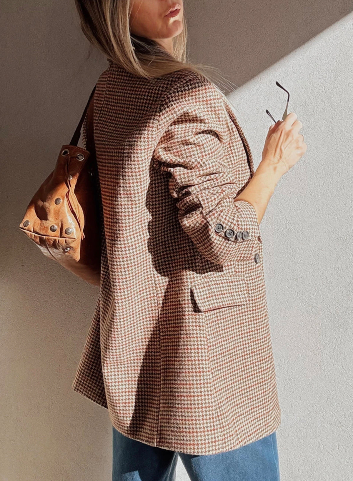 Blazer castanho com gola pied-de-poule e lapela