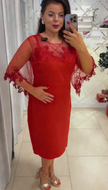 Vestido elegante com detalhes em renda para mulher