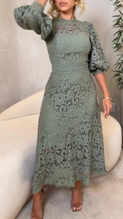 Vestido de mulher de renda vazada com mangas abalonadas e decote redondo