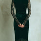 Vestido elegante em veludo verde com mangas compridas em renda