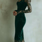 Vestido elegante em veludo verde com mangas compridas em renda