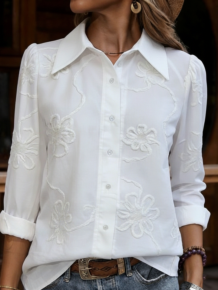 Polo romântico com bordado floral