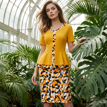Um conjunto composto por uma saia lápis e uma blusa de cores contrastantes