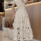 Vestido elegante com bordado floral vazado