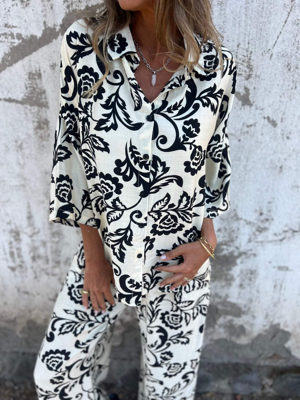 Camisa estampada para mulher com botões e calças largas (conjunto de 2)