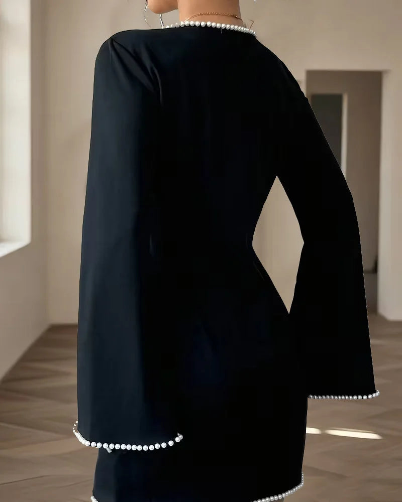 Um elegante vestido de mangas compridas e corte direito