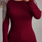 Blusa casual para mulher com gola redonda e detalhes vazados em strass