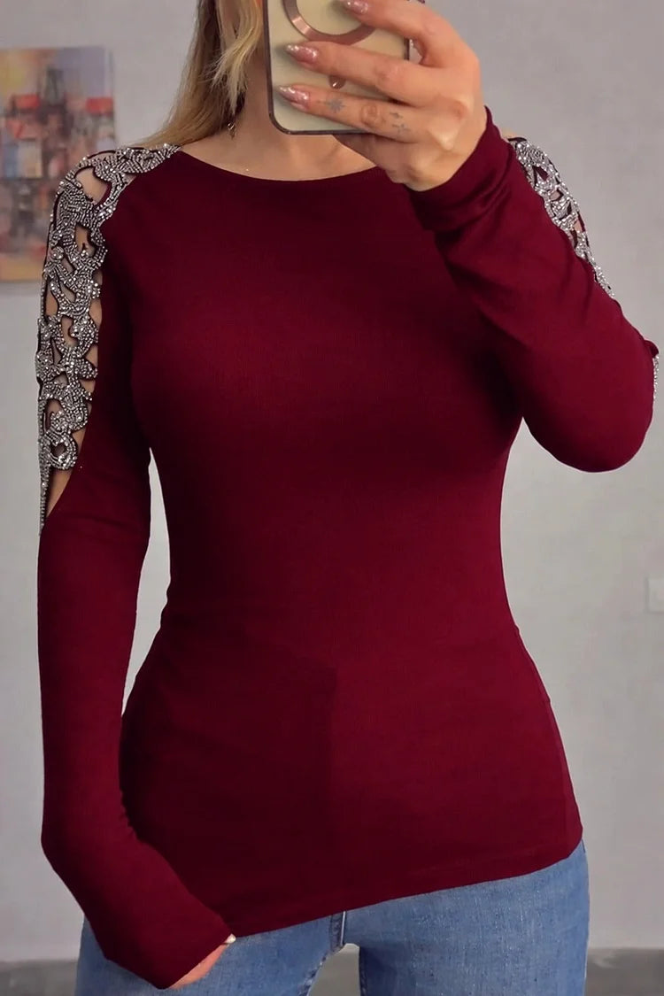 Blusa casual para mulher com gola redonda e detalhes vazados em strass