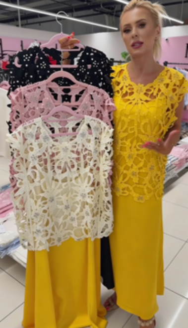 Camisola de manga curta com gola redonda e detalhes vazados + saiote