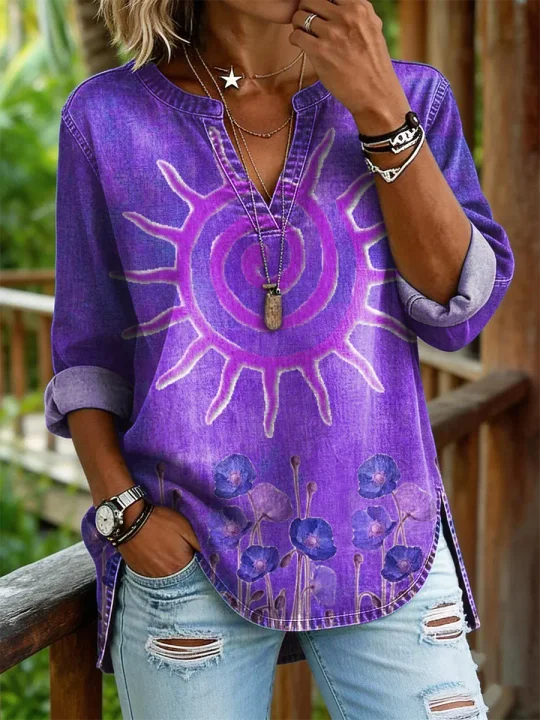Camisa casual de mulher em algodão denim lavado com estampado floral de girassóis e decote em V.