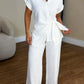 Um conjunto elegante com atilhos frontais
