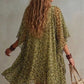 Vestido de Chiffon Soltinho e Fluido, com Decote em V e Estampado Leopardo