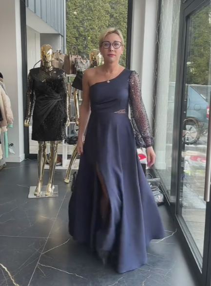 Vestido de um ombro só com mangas de lantejoulas e detalhes em tule.