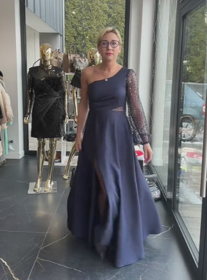 Vestido de um ombro só com mangas de lantejoulas e detalhes em tule.