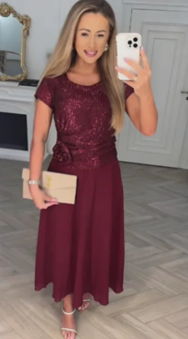 🌼 Vestido de noite com manga curta e decote redondo, decorado com lantejoulas.