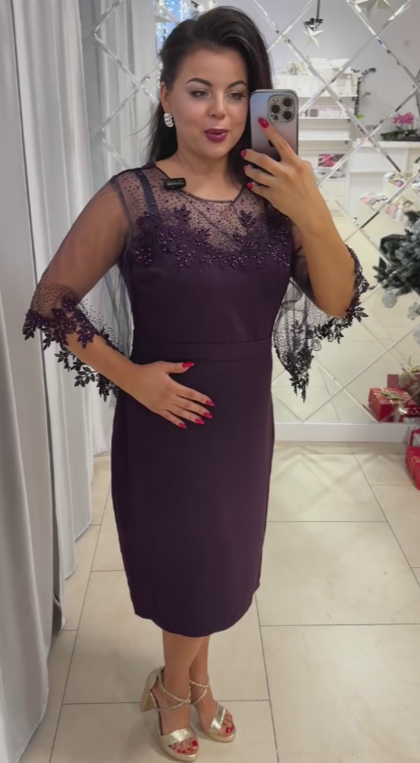 Vestido elegante com detalhes em renda para mulher