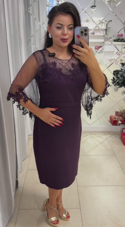 Vestido elegante com detalhes em renda para mulher