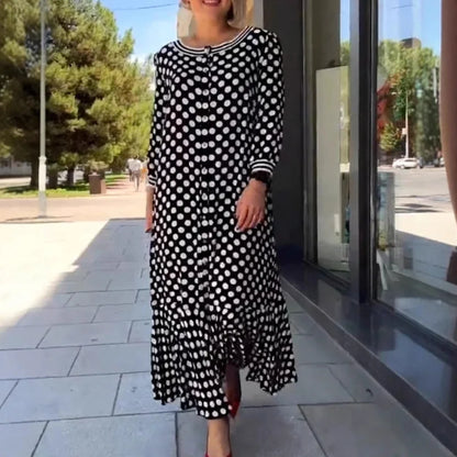 Vestido elegante de mulher às bolinhas com mangas compridas