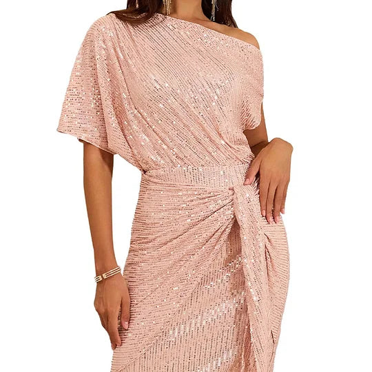 Um vestido de lantejoulas que atrai todos os olhares com as suas curvas irresistíveis e confiança inigualável