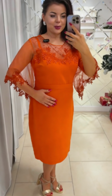 Vestido elegante com detalhes em renda para mulher
