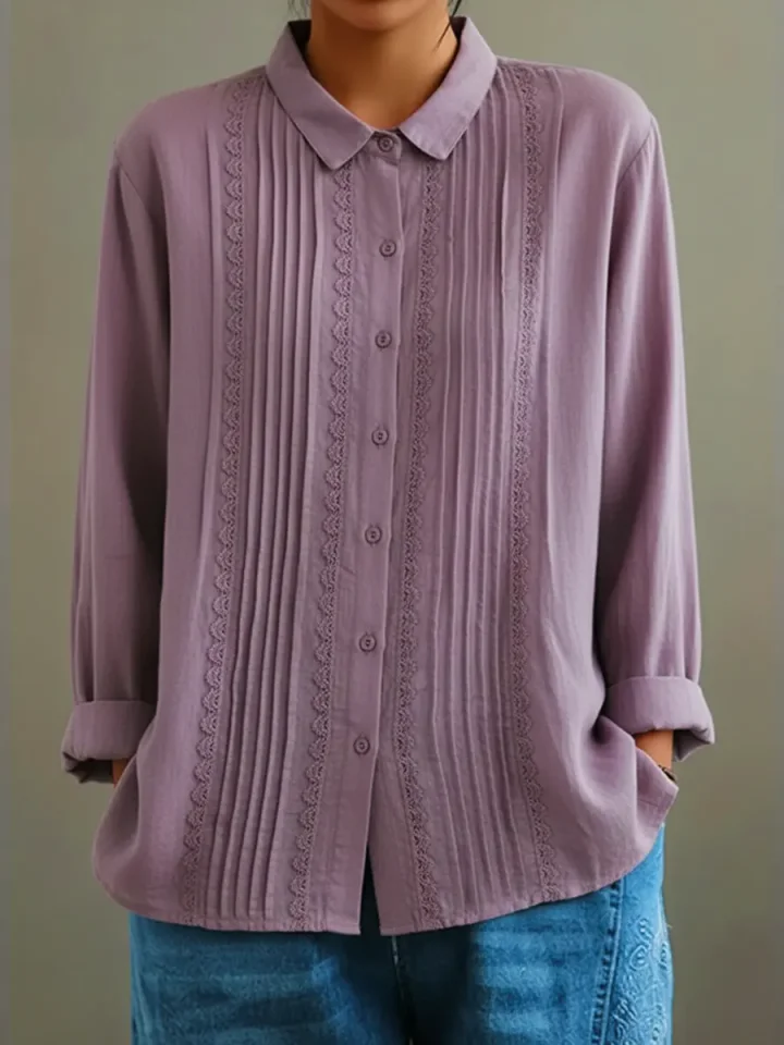 Camisa de senhora em linho e algodão com detalhes em renda e aplicações