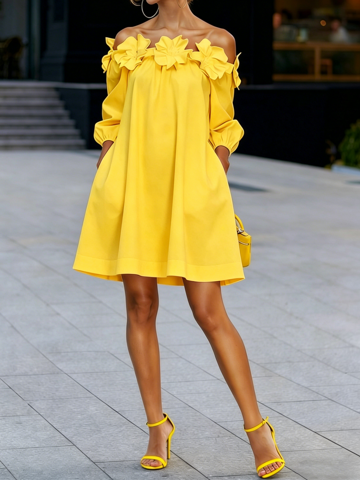Elegante minivestido de cor única, corte em A e decote ombro a ombro.