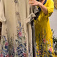 Ramo de senhora com flores, vestido solto de linho