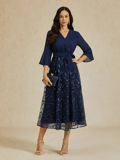 Vestido midi bordado com lantejoulas douradas