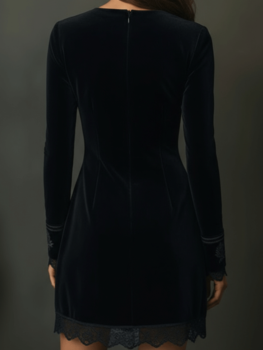 Vestido vintage em veludo preto com bordados e detalhes em renda