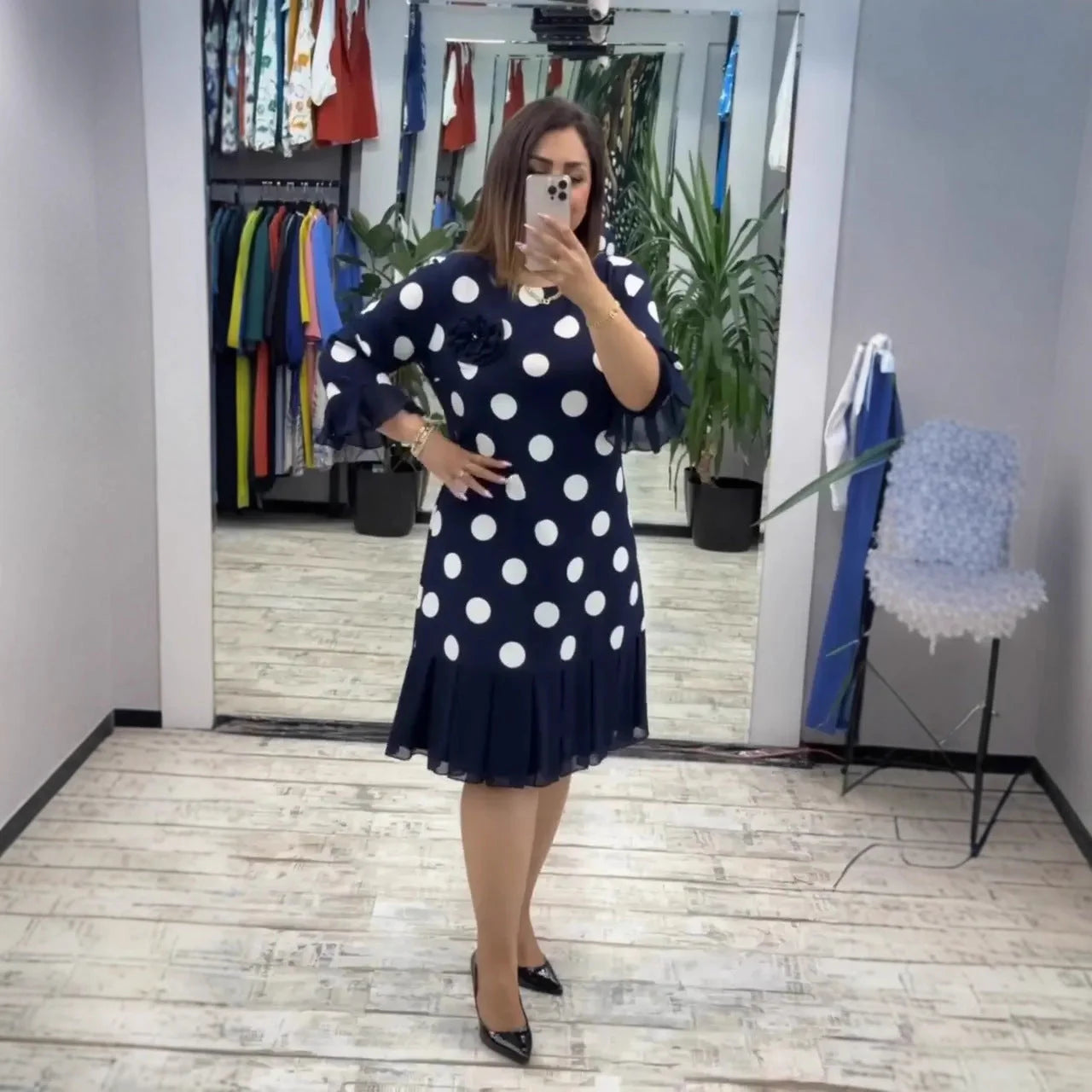 Vestido plissado às bolinhas para mulher