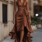 Vestido elegante em cetim com ombros descobertos e folhos