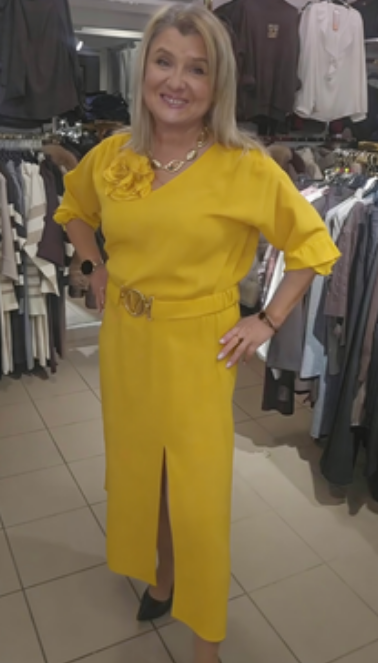 Vestido midi com racha e decote em V