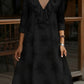 Vestido vintage com decote em V e folhos, bordado com flores