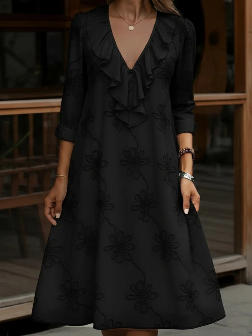 Vestido vintage com decote em V e folhos, bordado com flores