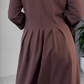 Vestido de mulher castanho da moda com fivela na cintura
