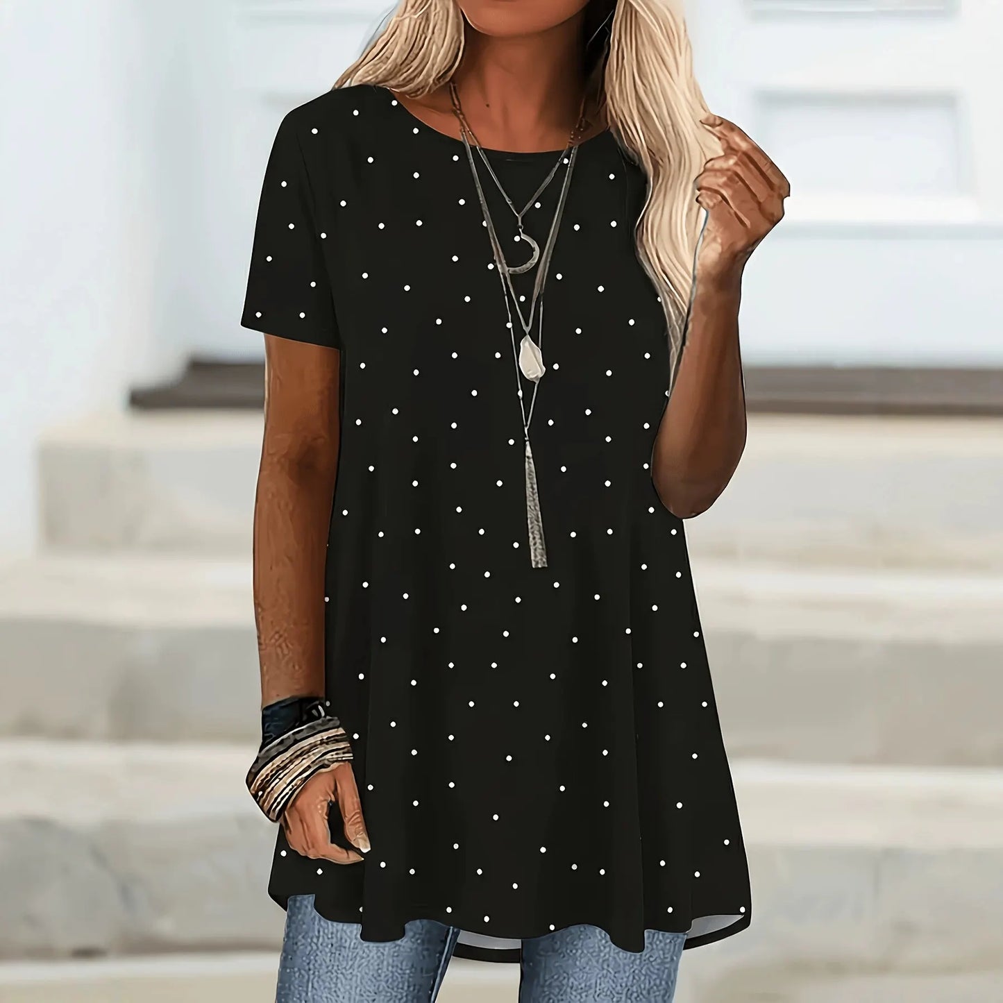 Blusa às bolinhas com manga curta e corte em A
