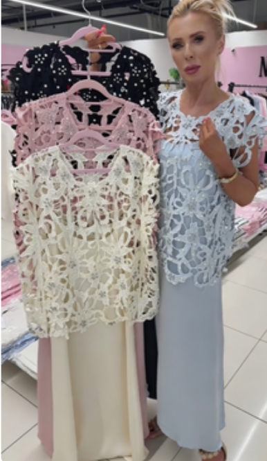 Camisola de manga curta com gola redonda e detalhes vazados + saiote