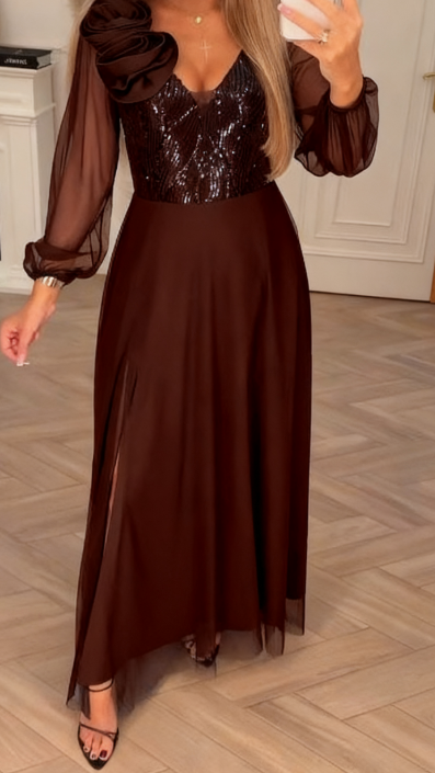 Um vestido com mangas de renda, lantejoulas e aplicações florais