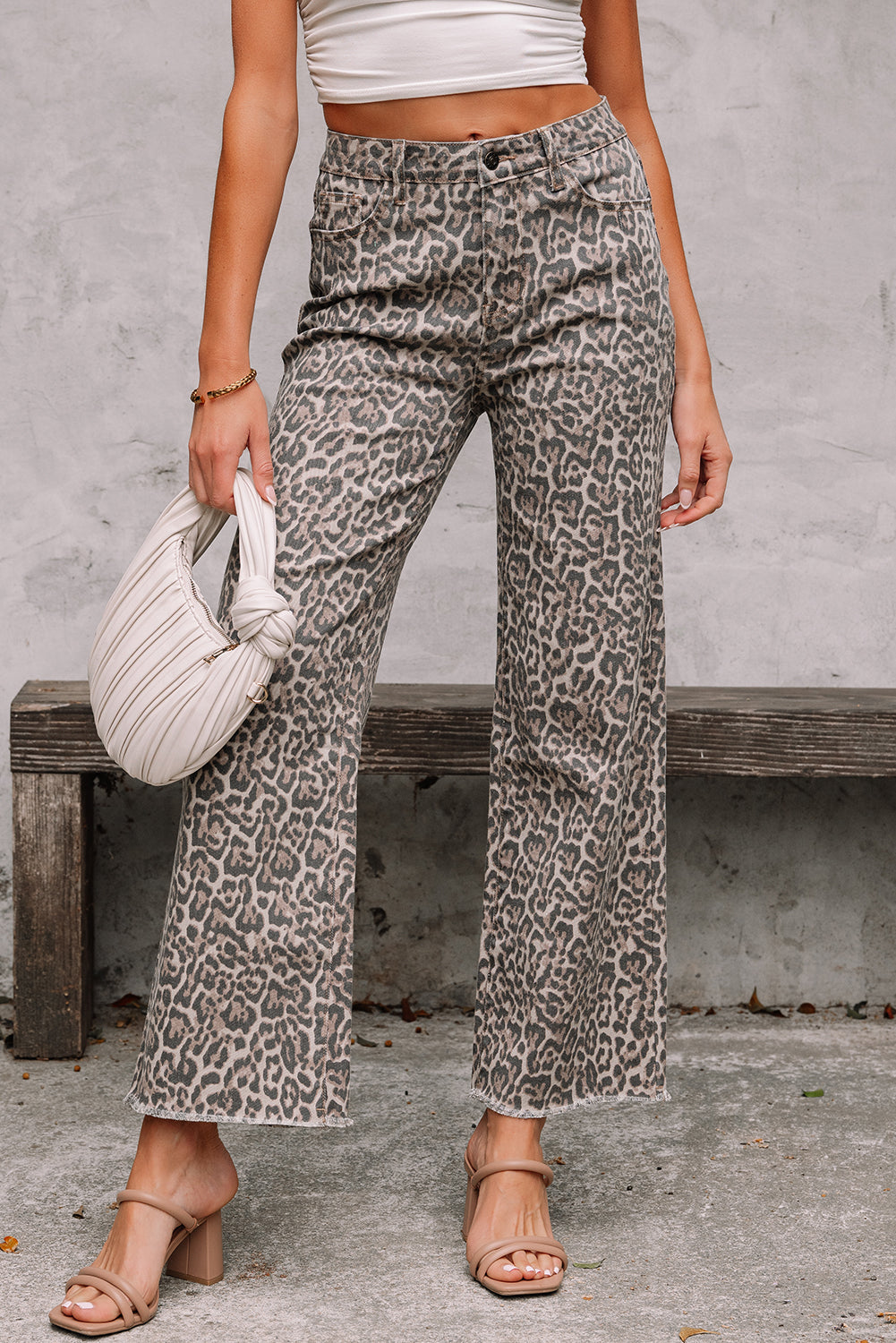 Calça de ganga castanha de leopardo com desfiado e perna larga e cintura alta