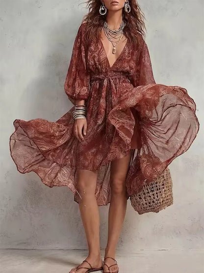 Vestido estampado com decote em V, mangas abalonadas, folhos e atilhos na cintura